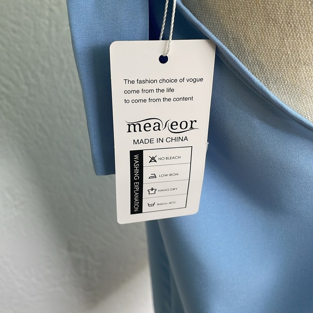 NWT Keyhole Back Pleated Neckline Sleeveless Bow Blouse Sky Blue Size Medium - Picture 4 of 6